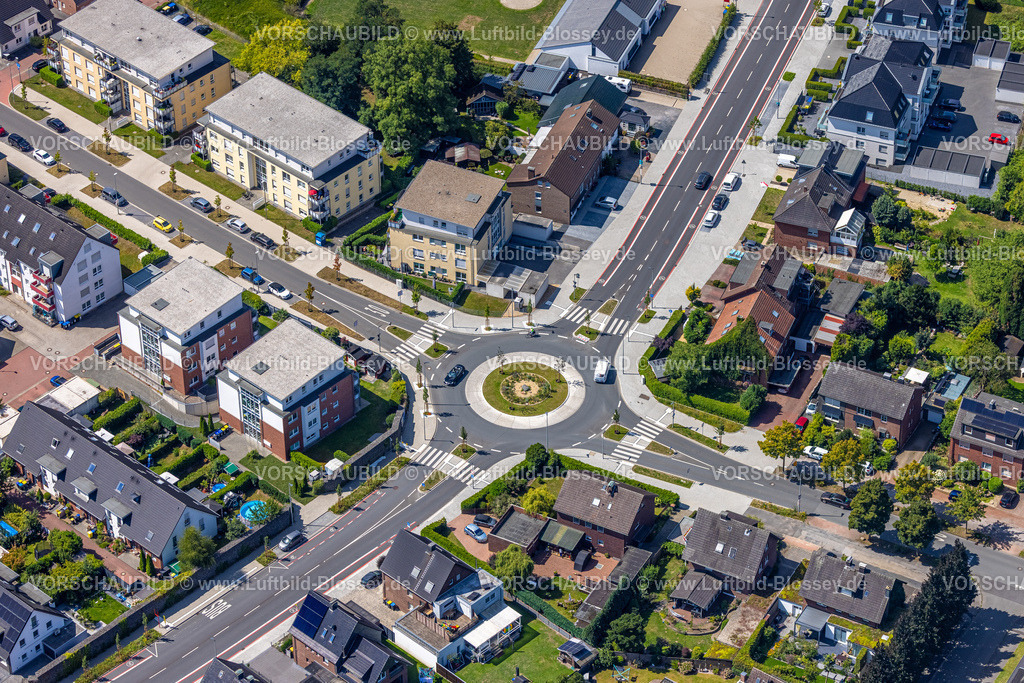 Bottrop250801876Kirchhellen | Luftbild, Kreisverkehr Hackfurthstraße und Kirchhellener Ring, Kirchhellen, Bottrop, Ruhrgebiet, Nordrhein-Westfalen, Deutschland