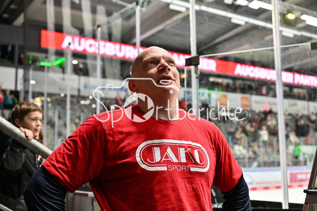 Augsburger Panther - Schwenninger Wild Wings | Die Augsburger Panther feiern zusammen mit den Fans dem Heimsieg gegen Schwenningen / DEL: Augsburger Panther - Schwenninger Wild Wings, Curt Frenzel Stadion am 02.02.2025 / Denis REUL (Augsburger Panther #29)