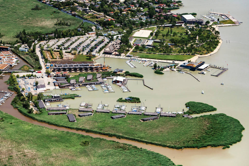 dr__0025235.jpg | NEUSIEDL AM SEE 24.06.2019 Segelhafen West in Neusiedl am See in Burgenland, Österreich. // Sailboat in the harbor in Neusiedl am See in Burgenland, Austria. Foto: Daniel Reiter