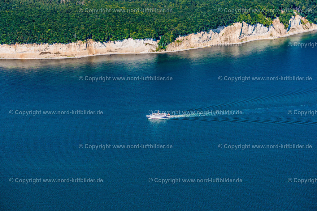 Sassnitz_MS_Cap_Arkona_Adler_Schiffe_Fahrgastschiff_ELS_5342100822 | SASSNITZ 10.08.2022 Passagier- und Fahrgast- Schiff CAP ARKONA in Fahrt auf der Ostsee in Sassnitz an der Ostseeküste im Bundesland Mecklenburg-Vorpommern, Deutschland. Weiterführende Informationen bei: Adler-Schiffe GmbH & Co. KG. // Passenger ship CAP ARKONA in port on street Strandpromenade in Sassnitz at the baltic sea coast in the state Mecklenburg - Western Pomerania, Germany. Further information at: Adler-Schiffe GmbH & Co. KG. Foto: Martin Elsen