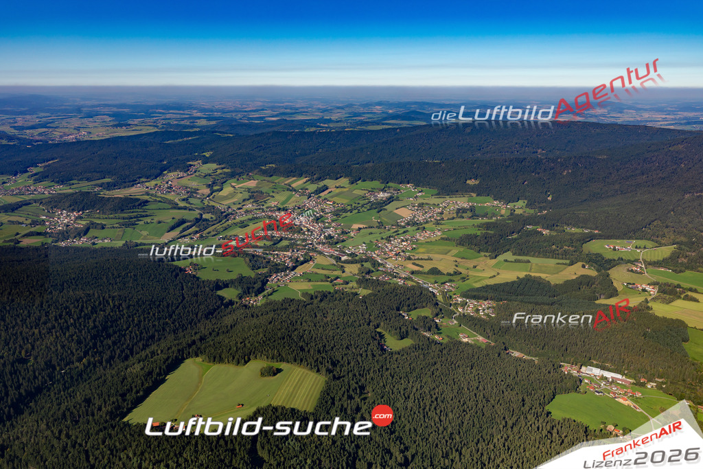 Das Luftbild der Stadt Lam wurde 2021 vom Flugzeug heraus erstellt (keine Drohne) Aufnahmehöhe ca.450 Meter- hohe Bildauflösung und Druck-Qualität garantiert!