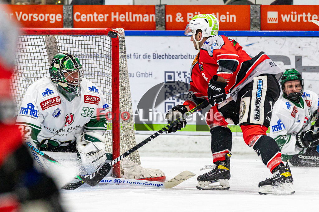 TSV Peißenberg Miners vs TSV Erding Gladiators | Eishockey Bayernliga 2023/2024, TSV Peißenberg Miners vs TSV Erding Gladiators, 20240107,
Torchance Dominic KRABBAT (Miners 87),
2024-01-07 in Peißenberg (Eisstadion)
87 Dominic KRABBAT (Miners 87), 32 Dimitri PÄTZOLD (Gladiators Goalie 32)
Copyright: WolfgangxLindner foto-lindner.de