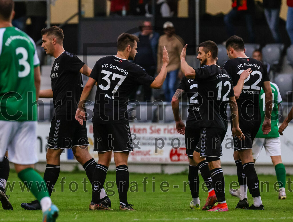 2023-08-09_111_FC_Schwaig_gegen_TuS_Geretsried | Deutschland, 09.08.2023:
Fußball, Landesliga Südost 2023 / 2024, 5. Spieltag, FC Schwaig gegen TuS Geretsried, Endergebnis: 4:1

Jubel nach dem Tor zum 3:0 durch Raffael Ascher (FC Schwaig, #9)
Tobias Bartl (FC Schwaig, #37), Mirza Idrizovic (FC Schwaig, #12), Daniel Fichtlscherer (FC Schwaig, #22)

Foto: Christian Riedel / fotografie-riedel.net