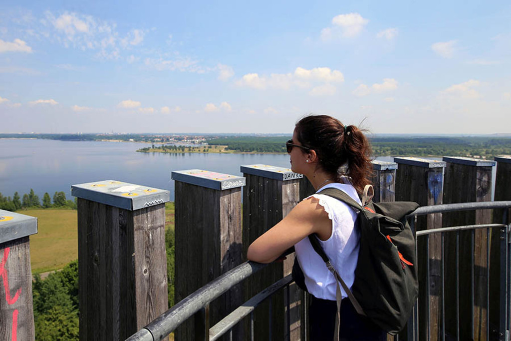 Bildlexikon Leipzig - Aussichtsturm Bistumshöhe | Das Team hinter BILDLEXIKON LEIPZIG bündelt historische wie aktuelle Informationen über die Stadt Leipzig in Text und Bild auf einer Plattform und stellt diese der interessierten Öffentlichkeit zur Verfügung.