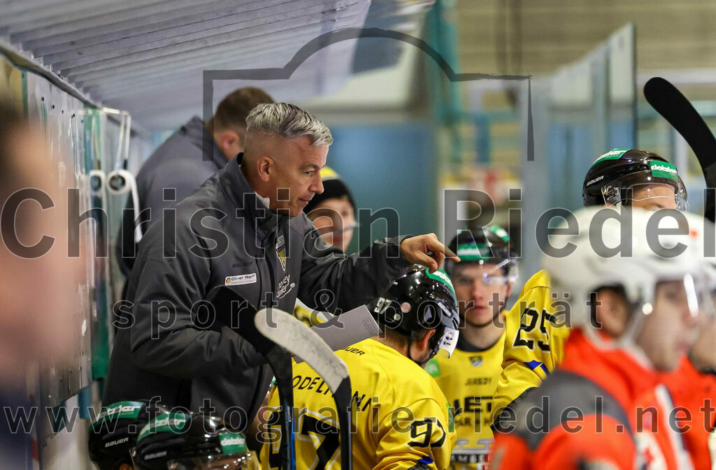 2022-11-20_027_TSV_Erding_gegen_ERSC_Amberg | Erding, Deutschland, 20.11.2022:
Eishockey, Bayernliga 2022 / 2023, 15. Spieltag, TSV Erding gegen ERSC Amberg, Endergebnis: 5:1

Trainer Dirk Salinger (ERSC Amberg)

Foto: Christian Riedel / fotografie-riedel.net