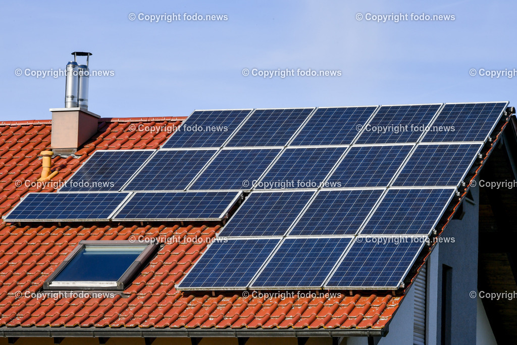 Linz_ 30.10.2025-4 | 30.10.2025, LINZ, AUT, Linz, im Bild Themenbild, Solarpanels, PV, , Panel, Photovoltaik, Solaranlage, Hausdach, erneuerbare Energie, Sonnenenergie, Umweltfreundlich, Stromerzeugung, Energiewende, nachhaltige Energie, Solarstrom, Dachinstallation, Energieeffizienz, Klima, Zukunftstechnologie, Eigenversorgung, gruener Strom, Energieloesung, Solartechnik, CO2 Reduktion, Feature, Symbobild