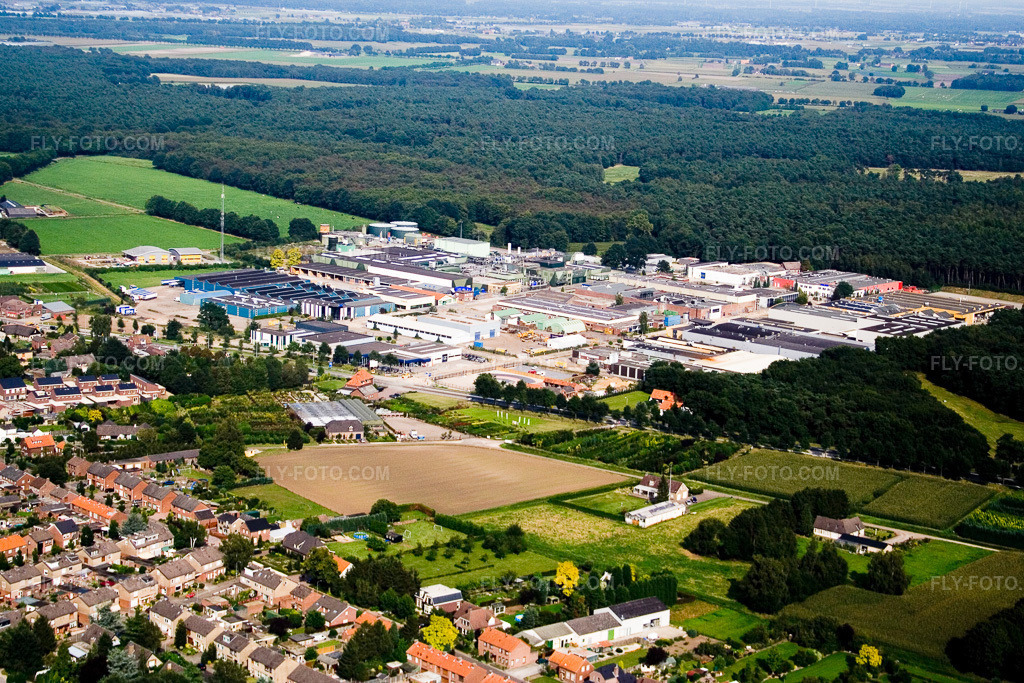 Aerial view: View of the town in De Voort in the state Limburg, Netherlands. – Photo: IMG_12935_1.jpg taken on 08/31/2008 by Werner Riehm/FLY-FOTO.com – Resolution of the original: 3456 x 2304 px
