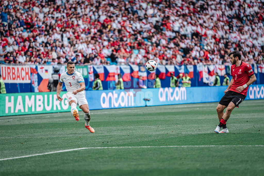 Fußball | Herren | UEFA-Fußball-Europameisterschaft 2024 | Gruppe F | Georgien vs. Tschechien | 22.06.2024 | Tomas Holes (#3, Tschechien) mit einer Ballhereingabe