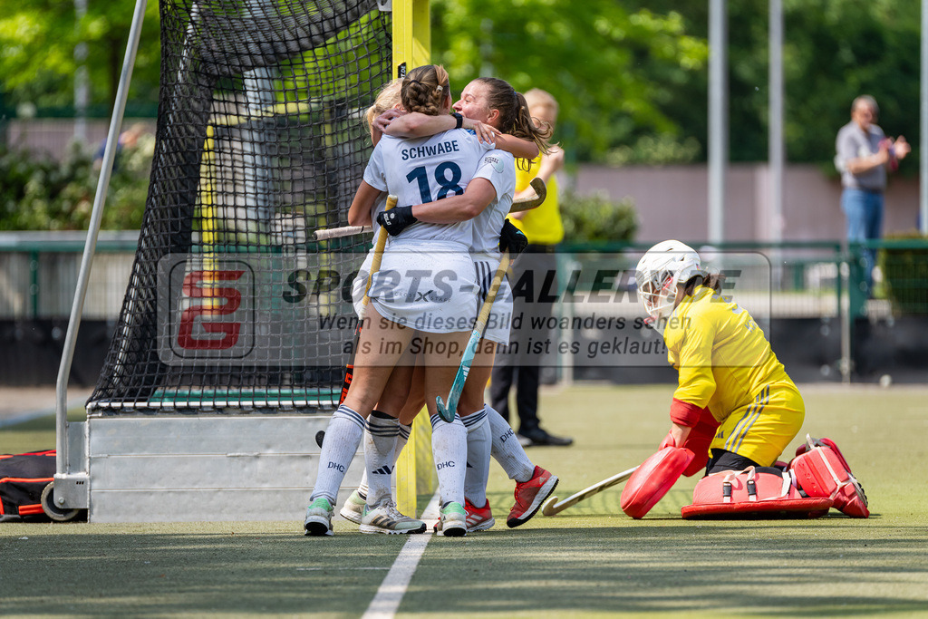 HK_20240511_100724 | 1.Bundesliga Damen Düsseldorfer HC - Harvestehuder THC am 11.5.2024 Düsseldorfer HC, Düsseldorf , Sara Strauss ( Düsseldorfer HC #11 ), Sophia Schwabe ( Düsseldorfer HC #18 ) , Mabel Brands ( Düsseldorfer HC #7 )