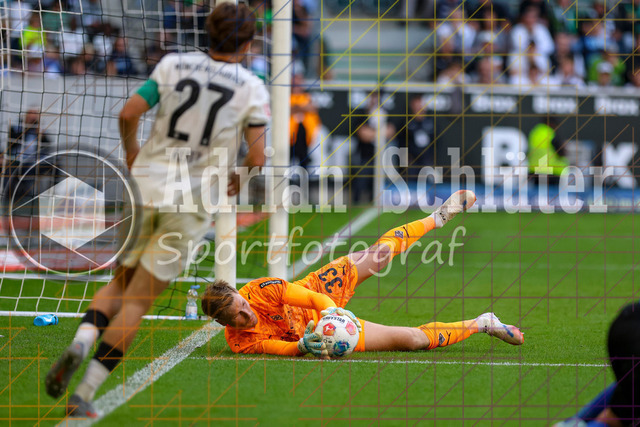 Borussia Mönchengladbach vs Hamburger SV - Bundesliga  | Mönchengladbach, Deutschland, 24.08.25:   Moritz Nicolas in Aktion am Ball, Einzelaktion waehrend des Spiels der Bundesliga zwischen Borussia Mönchengladbach vs Hamburger SV im Stadion im Borussia Park(Foto von Brauer-Fotoagentur / Adrian Schlueter)