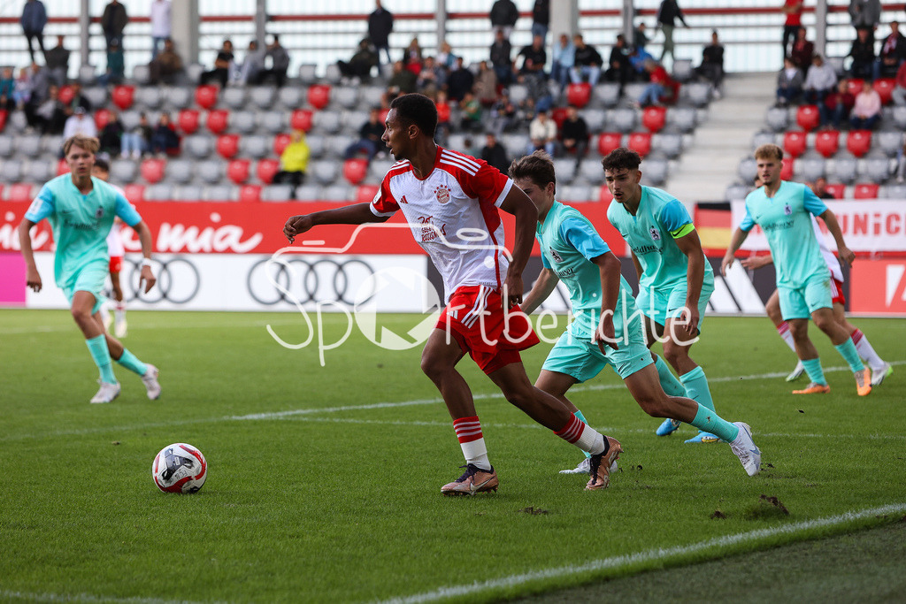 FC Bayern Muenchen U19 - TSV 1860 Muenchen U19 | Vincent MANUBA (FCB #2) im Duell mit Matthias ROITHMAYR (TSV #7) / Zweikampf