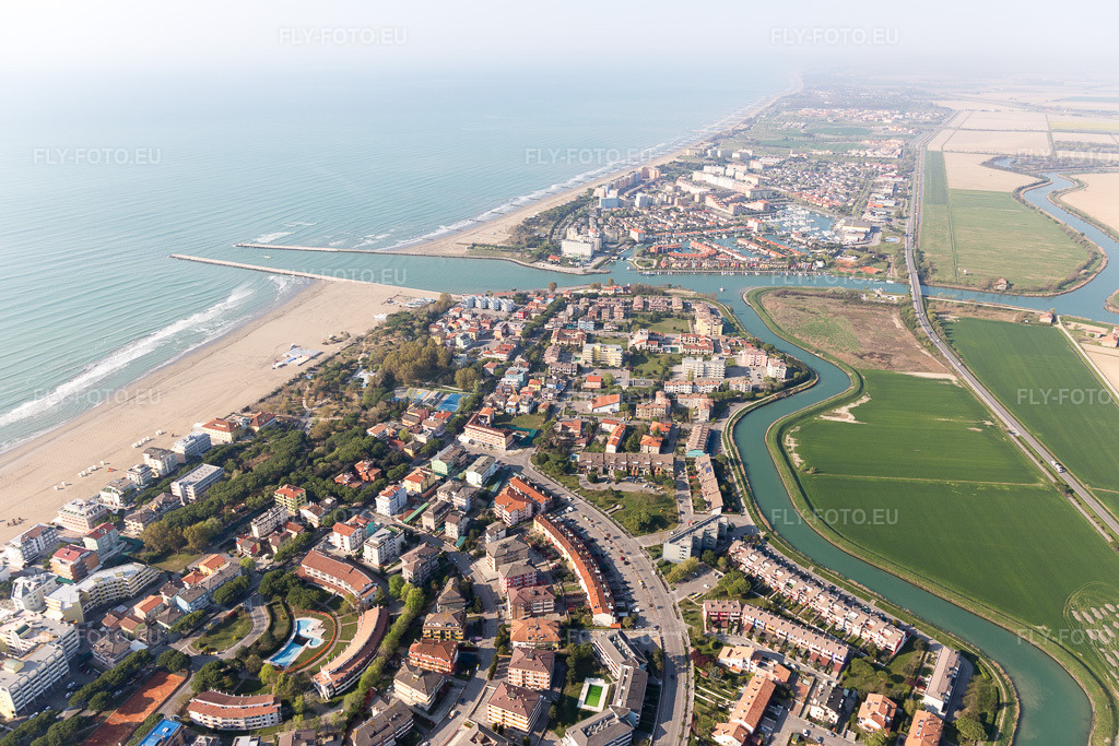 Vue aérienne: Vue de la ville à Caorle dans le département Vénétie, Italie. Photo: IMG_097987.jpg prise le 03/04/2017 par Werner Riehm/FLY-FOTO.eu – Résolution de l'original: 5472 x 3648 px