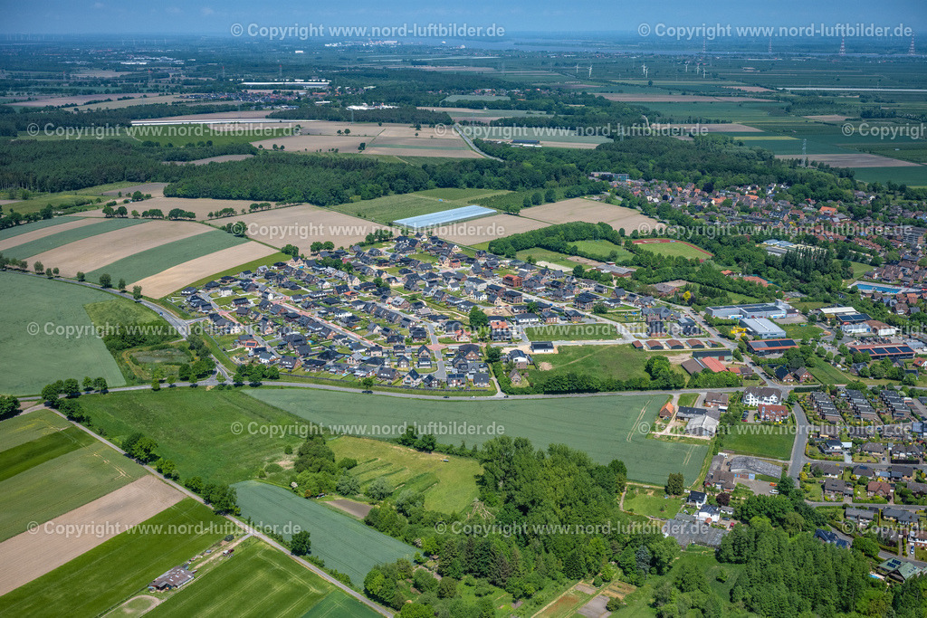 Horneburg_Neubaugebiet_ELS_8013280523 | HORNEBURG 28.05.2023 Siedlungsgebiet mit Straßen und Häuser der Wohngebiete in Horneburg im Bundesland Niedersachsen, Deutschland. // Town View of the streets and houses of the residential areas in Horneburg in the state Lower Saxony, Germany. Foto: Martin Elsen