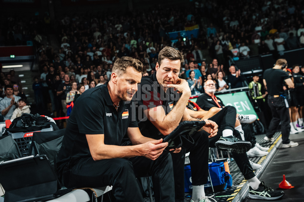 Volleyball | Männer | Testspiel | Deutschland vs. Italien | 26.05.2025 | v.l. Co-Trainer Patrick Steuerwald und Jochen Schöps (Deutschland)