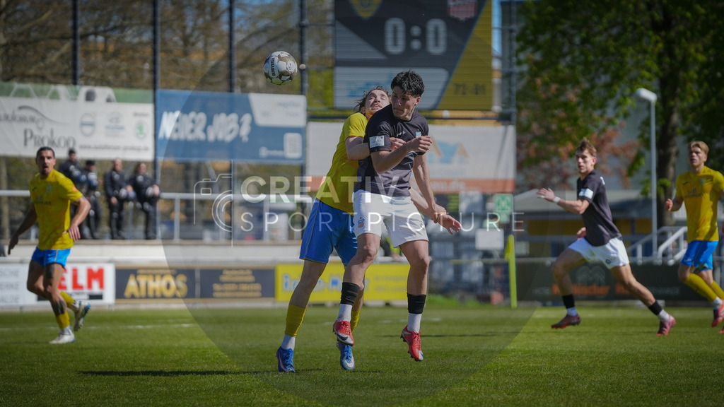 FFußball, Herren, Saison 2025/2026, Regionalliga Nordost, 31. Spieltag, FSV 63 Luckenwalde vs. FSV Zwickau, Sonntag 26.04.2026, Werner-Seelenbinder-Stadion Luckenwalde | Fußball, Herren, Saison 2025/2026, Regionalliga Nordost, 31. Spieltag, FSV 63 Luckenwalde vs. FSV Zwickau, Sonntag 26.04.2026, Werner-Seelenbinder-Stadion Luckenwalde, Im Bild: Sofiene Jannene (l. Luckenwalde) und Veron Dobruna (r. Zwickau) - Realisiert mit Pictrs.com