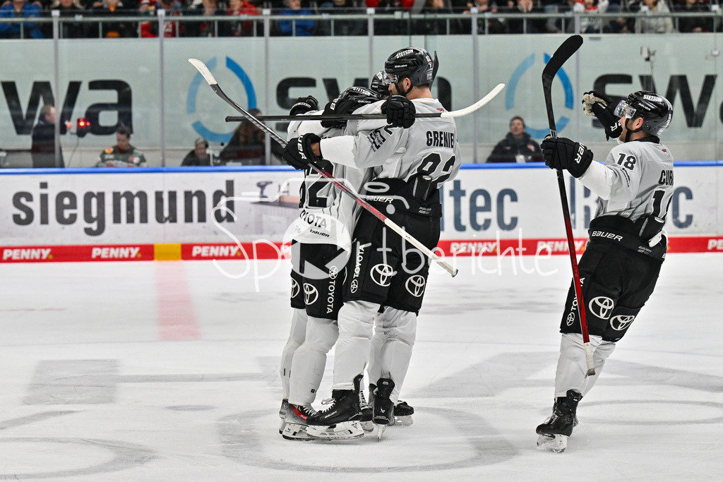 Augsburger Panther - Kölner Haie | Jubel der Haie nach dem Ausgleich zum 3-3 durch Parker TUOMIE (Koelner Haie #62)  / Treffer / Tor / Torschuetze / Freude / Happy / DEL: Augsburger Panther - Koelner Haie, Curt Frenzel Stadion am 02.03.2025