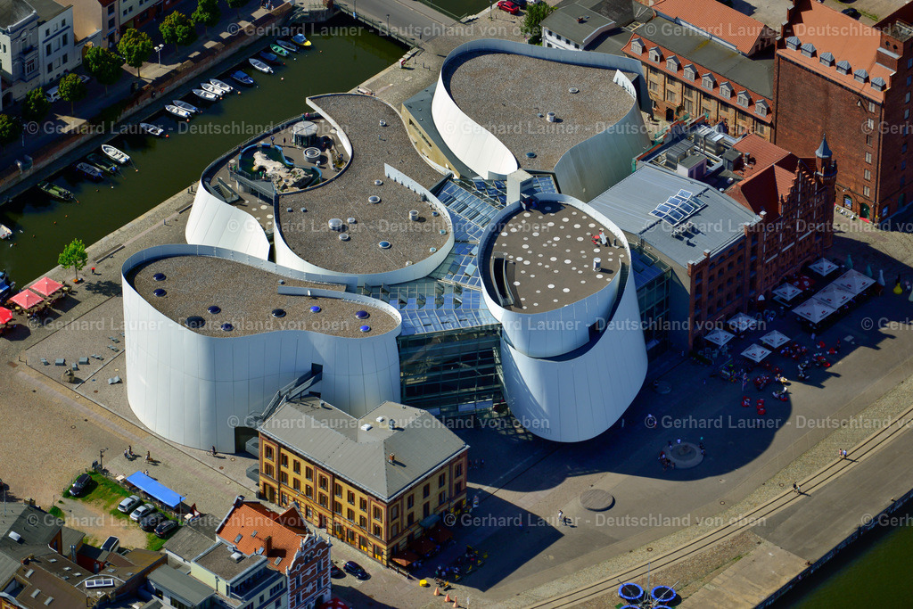 3638133 | STRALSUND 2016 Hafeninsel mit dem Ozeaneum Meereskunde- Museum der OZEANEUM Stralsund GmbH an der Hafenstraße in der Hansestadt Stralsund in Mecklenburg - Vorpommern. Weiterführende Informationen bei: Behnisch Architekten GmbH,  Hansestadt Stralsund,  OZEANEUM Stralsund GmbH,  Schweitzer GmbH - Beratende Ingenieure,  Stadtmarketings Stralsund e.V.. // Harbor island by Ozeaneum Oceanographic Museum in Stralsund in Mecklenburg - Western Pomerania. Further information at: Behnisch Architekten GmbH,  Hansestadt Stralsund,  OZEANEUM Stralsund GmbH,  Schweitzer GmbH - Beratende Ingenieure,  Stadtmarketings Stralsund e.V.. Foto: Gerhard Launer