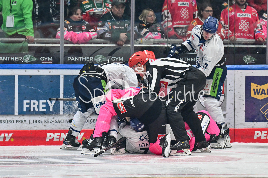 Augsburger Panther - Straubing Tigers | Ein kleines Missverstaendnis zwischen den Spielern / Florian ELIAS (Augsburger Panther #67) / Fight / Kampf / Faustkampf / DEL: Augsburger Panther - Straubing Tigers, Curt Frenzel Stadiom am 20.10.2024