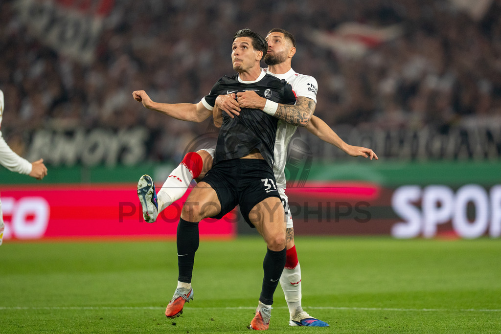 VfB Stuttgart vs. SC Freiburg, Fussball, DFB-Pokal, Halbfinale, 23.04.2026 | Zweikampf zwischen Igor Matanovic (SC Freiburg, #31) und Jeff Chabot (VfB Stuttgart, #24),VfB Stuttgart vs. SC Freiburg, Fussball, DFB-Pokal, Halbfinale, 23.04.2026DFB regulations prohibit any use of photographs as image sequences and/or quasi-video