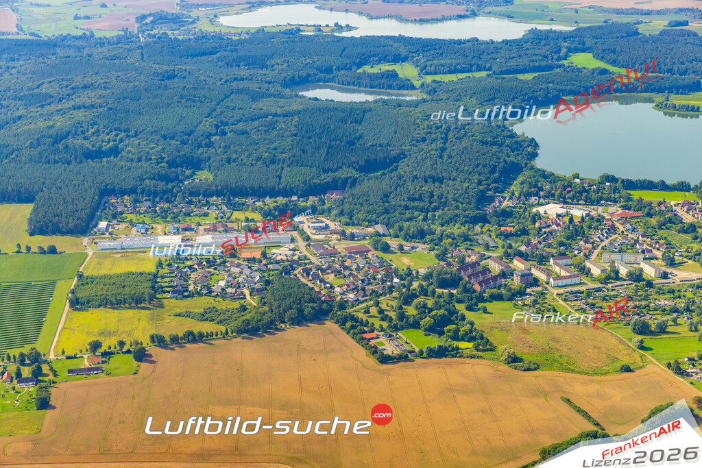 Übersichts Bild Warin - Die Luftaufnahme wurde 2025 vom UL-Flugzeug heraus erstellt ( keine Drohnenaufnahme ) - Hochauflösende Luftaufnahme - für Wandbilder und großformatige Ausdrucke geeignet. Das besondere Geschenk!Hier alle&nbsp;Infos zur Lizenzierung der LuftaufnahmeWir fliegen auch dieses Jahr wieder in Ihre Region um Luftbilder zu erstellen.- Luftbild anfragen