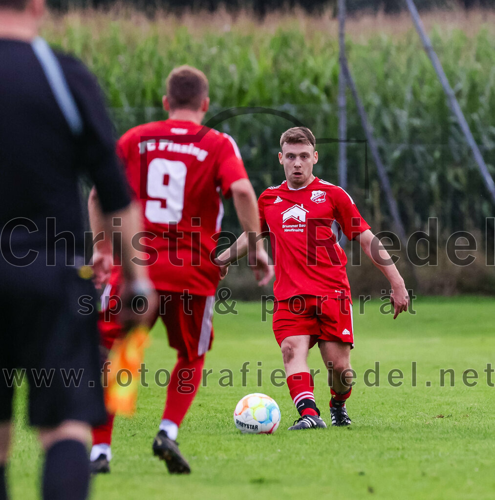 2023-08-04_060_SV_Walpertskirchen_gegen_FC_Finsing | Walpertskirchen, Deutschland, 04.08.2023:
Fußball, Kreisliga 2023 / 2024, 2. Spieltag, SV Walpertskirchen gegen FC Finsing, Endergebnis: 3:3

Andre Huber (FC Finsing, #9), Patrick Forchhammer (FC Finsing, #13)

Foto: Christian Riedel / fotografie-riedel.net