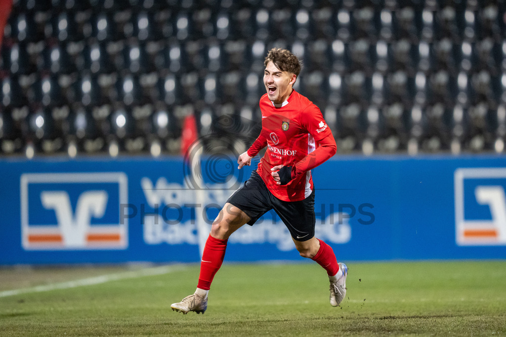 SG Sonnenhof Grossaspach vs. SSV Ulm 1846 Fussball, Fussball, WFV-Pokal, Viertelfinale, 01.04.2026 | Elias Rahn (SG Sonnenhof Grossaspach, #08) jubelt nach seinem Treffer zum 2:1,SG Sonnenhof Grossaspach vs. SSV Ulm 1846 Fussball, Fussball, WFV-Pokal, Viertelfinale, 01.04.2026