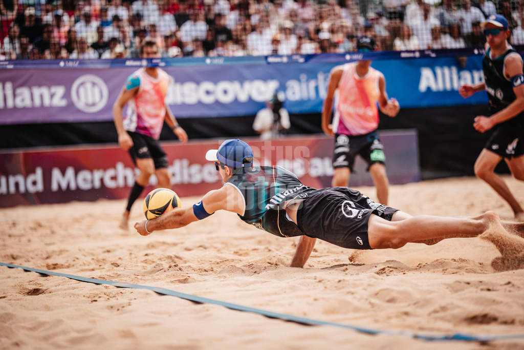 Beachvolleyball | Männer | Allianz German Beach Tour 2025 | Tourstop München | 06.07.2025 | Tilo Rietschel springt zum Ball