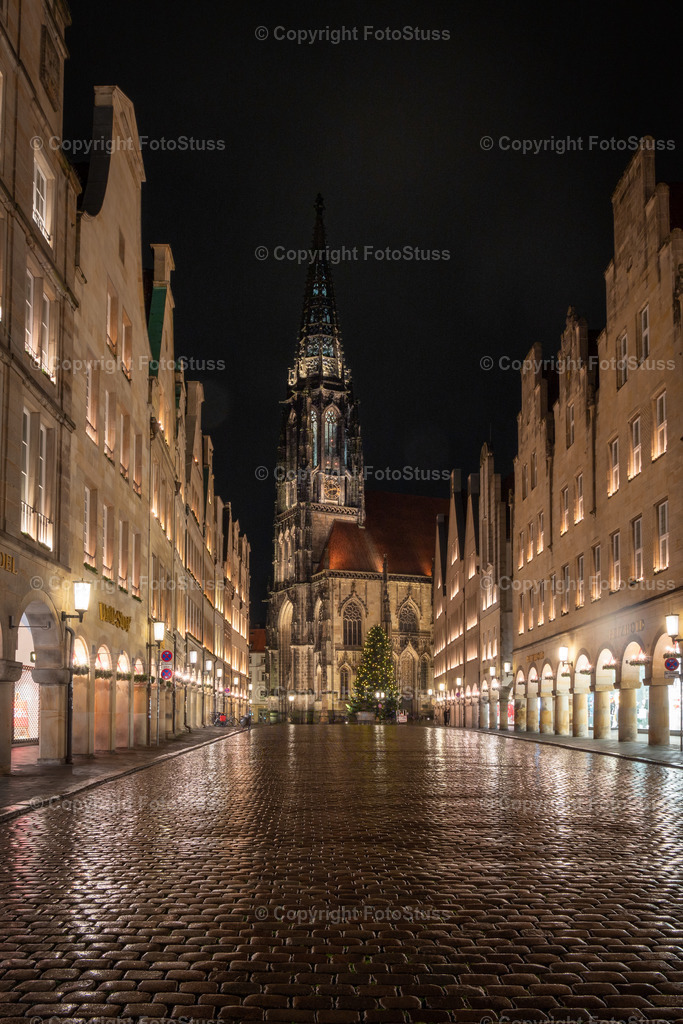 St. Lamberti Kirche in Münster bei Nacht | Blick auf die berühmte St. Lamberti Kirche in Münster bei Nacht an Weihnachten. - Realisiert mit Pictrs.com
