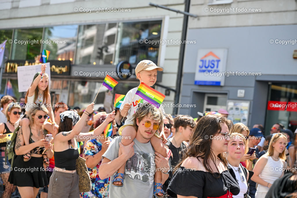 Linzpride 2025_ 21.06.2025-149 | 21.06.2025, Linz, AUT, Linzpride 2025, im Bild Teilnehmer an der Linz Pride 2025