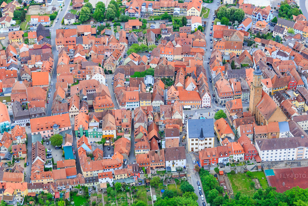 Luftbild: Marktplatz in Volkach im Bundesland Bayern in Deutschland. Foto: IMG_078905.jpg vom 14.05.2015 durch Werner Riehm/FLY-FOTO.de