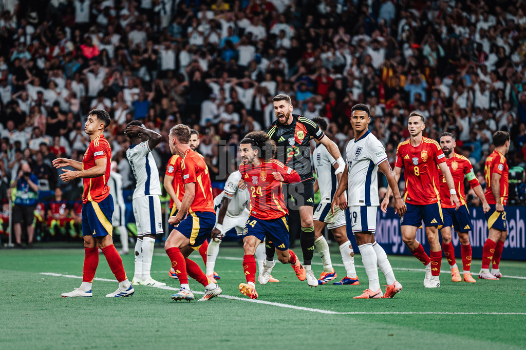Fußball | Herren | UEFA-Fußball-Europameisterschaft 2024 | Finale | Spanien vs. England | 14.07.2024 | v.l. Dani Olmo (#10, Spanien) wird gefeiert von Cucurella (#24, Spanien) und Unai Simon (#23, Spanien) nach einer guten Abwehraktion