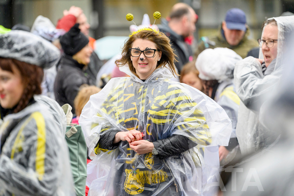 _DWA2603 | Trotz Nieselregen schlängelte sich der „Gaudiwurm“ am Sonntag durch die Nürnberger Innenstadt an tausenden Faschingsfans vorbei.  Nürnberg, 11.02.2024 - Realisiert mit Pictrs.com