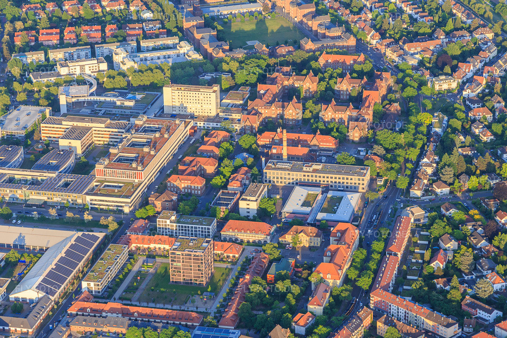 Luftbild: Hofgarten Karree und Städtisches Klinikum von Westen im Ortsteil Nordweststadt in Karlsruhe im Bundesland Baden-Württemberg in Deutschland. Foto: IMG_146712.jpg vom 14.05.2025 durch Werner Riehm/FLY-FOTO.deKlinikum Karlsruhe: Klinikum Karlsruhe