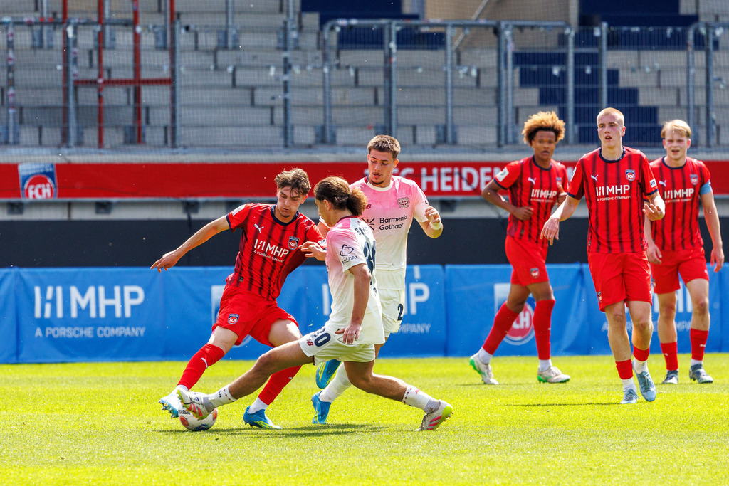 20260503-U19_FCH-LEV_075 | 1.FC Heidenheim 1846 vs. Bayer 04 Leverkusen, Fußball, U19, A-Junioren, NWL, U19-DFB-Nachwuchsliga, 2025/2026, Achtelfinale, 03.05.2026 in Heidenheim, Voith Arena(Foto: Michael Bulling) - Realisiert mit Pictrs.com