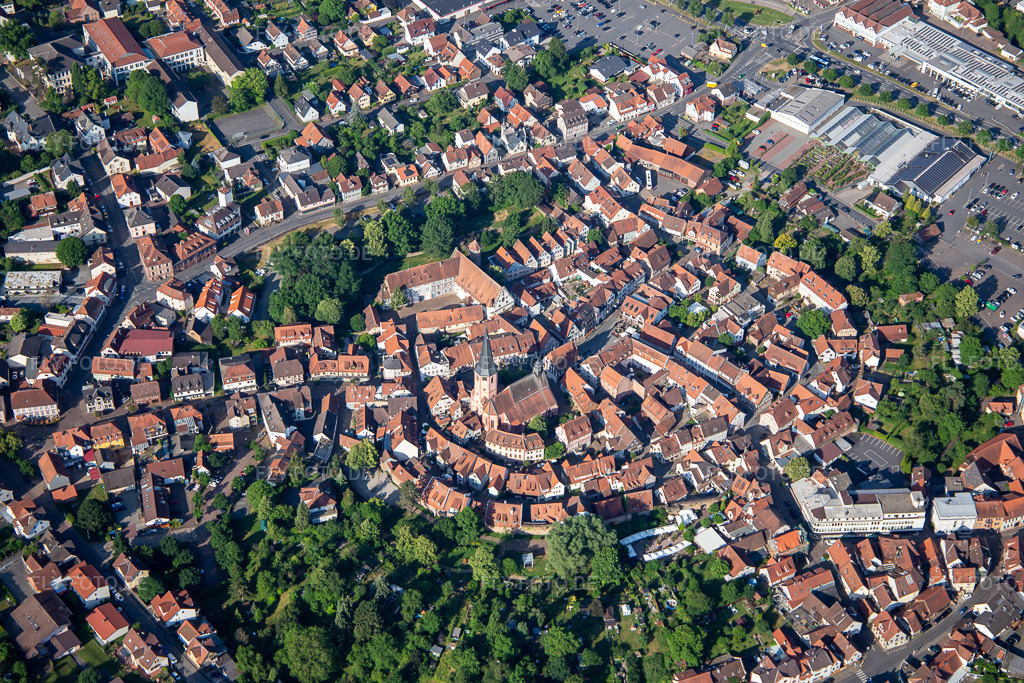 Luftbild: Historische Altstadt Marktkirche von Nordosten in Michelstadt im Bundesland Hessen in Deutschland. Foto: IMG_137079.jpg vom 24.06.2023 durch Werner Riehm/FLY-FOTO.deStadt Michelstadt