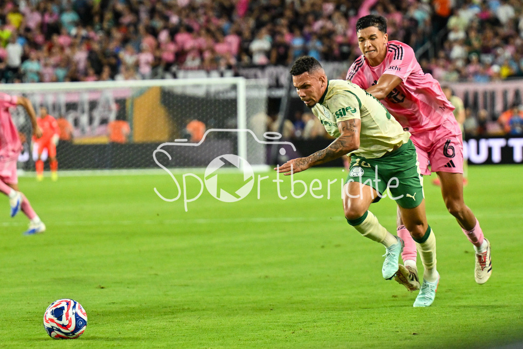 Inter Miami CF - Palmeiras Sao Paulo | im Duell Tomas AVILES (Inter Miami 6) und PAULINHO (Palmeiras 10) / Zweikampf / FIFA Club World Cup: Inter Miami CF - Palmeiras Sao Paulo, Hard Rock Stadium am 23.06.2025 / NOT FOR SALE IN USA