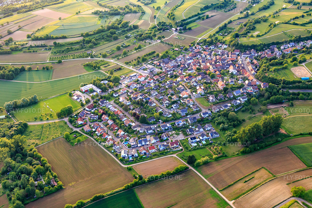 Luftbild: Winzerdorfansicht aus Südosten im Ortsteil Tutschfelden in Herbolzheim im Bundesland Baden-Württemberg in Deutschland. Foto: IMG_147462.jpg vom 29.05.2025 durch Werner Riehm/FLY-FOTO.de