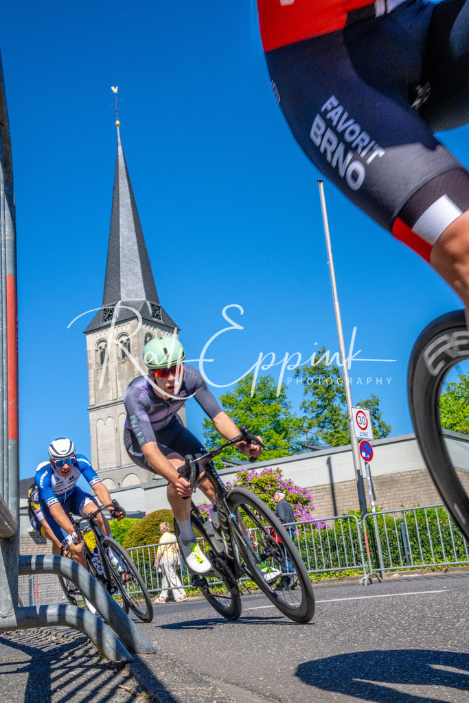 Spurt in den Mai 2026 - Großer Preis der Sparkasse Neuss | Annual one-day road cycling race "Großer Preis der Sparkasse Neuss" held in Büttgen, Germany, organized by VfR Büttgen 1912 e.V. The event features multiple races across all age categories from U11 youth to Elite men. - Realisiert mit Pictrs.com