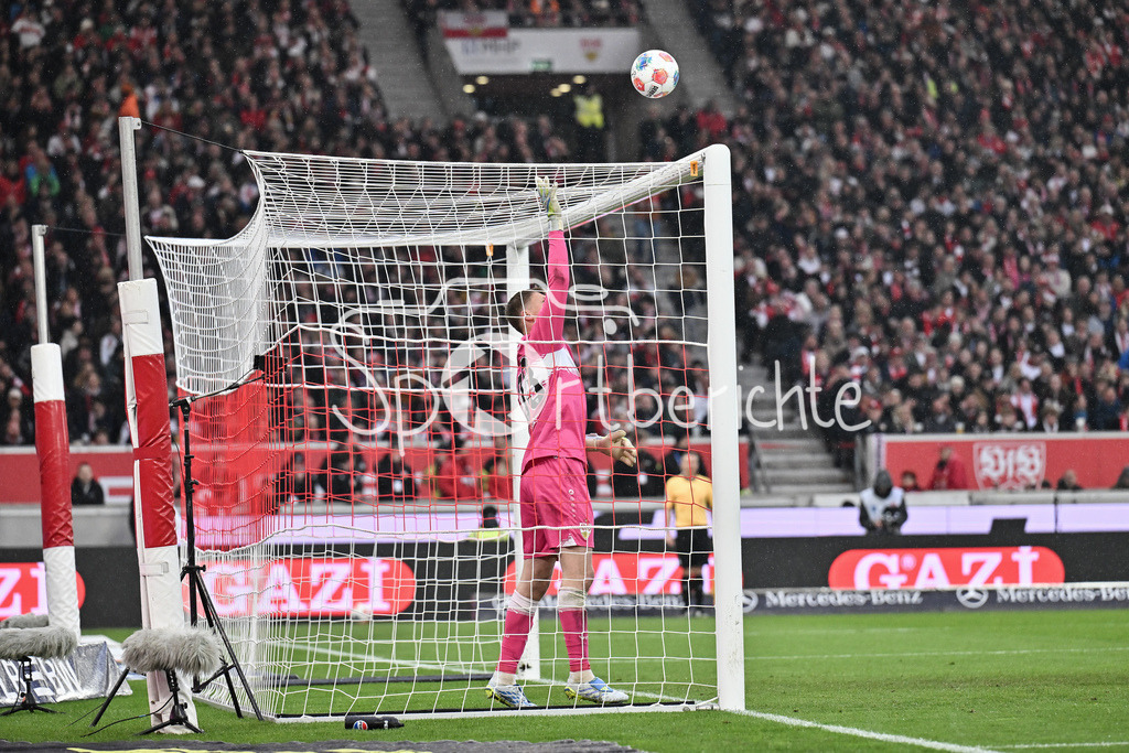 VfB Stuttgart - Hamburger SV | STUTTGART, GERMANY - 12. APRIL: Alexander NUEBEL (VfB Stuttgart 33) keeps the Ball from his goal during the Bundesliga Match between VfB Stuttgart vs. Hamburger SV on Matchday 29 at MHP Arena / DFL REGULATIONS PROHIBIT ANY USE OF PHOTOGRAPHS AS IMAGE SEQUENCES AND/OR QUASI-VIDEO