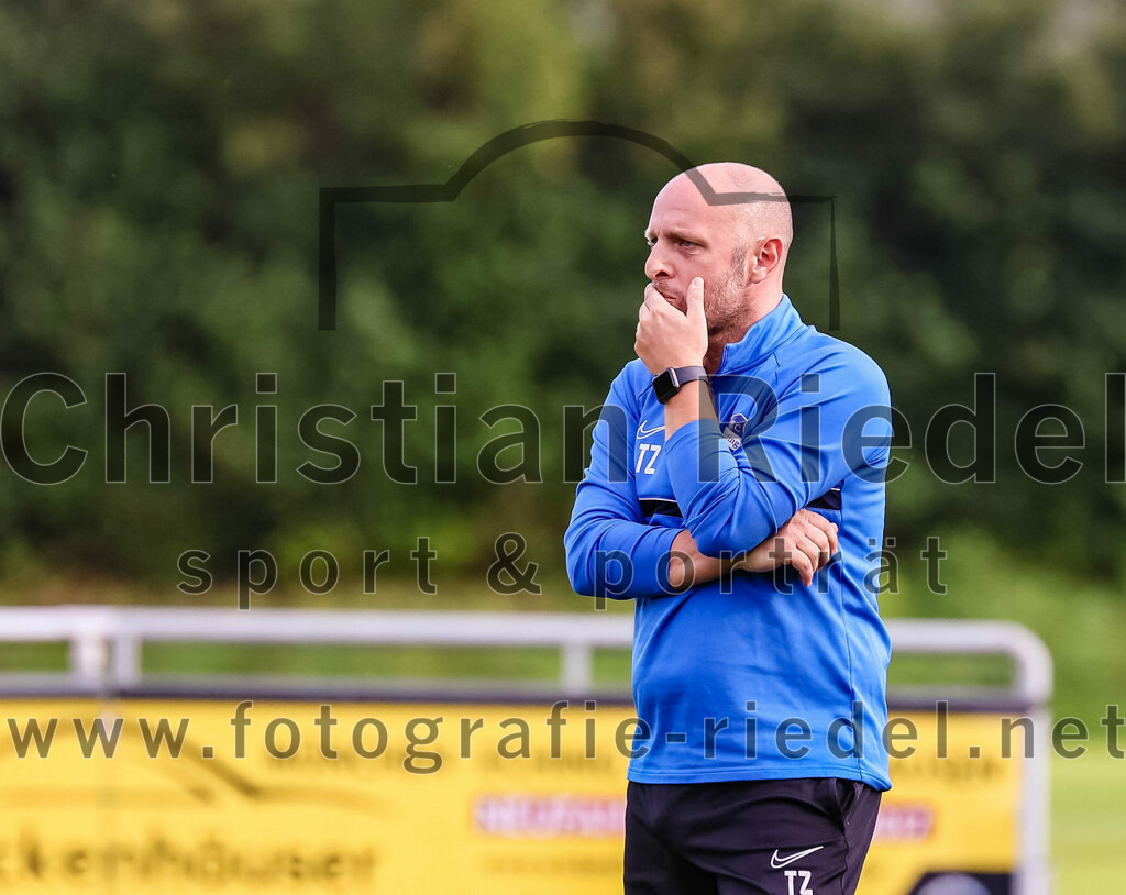 2023-07-28_025_FC_Eitting_gegen_FC_Moosburg | Eitting, Deutschland, 28.07.2023:
Fußball, Kreisliga 2023 / 2024, 1. Spieltag, FC Eitting gegen FC Moosburg, Endergebnis: 1:1

Trainer Thomas Zellermeyr (FC Eitting)

Foto: Christian Riedel / fotografie-riedel.net
