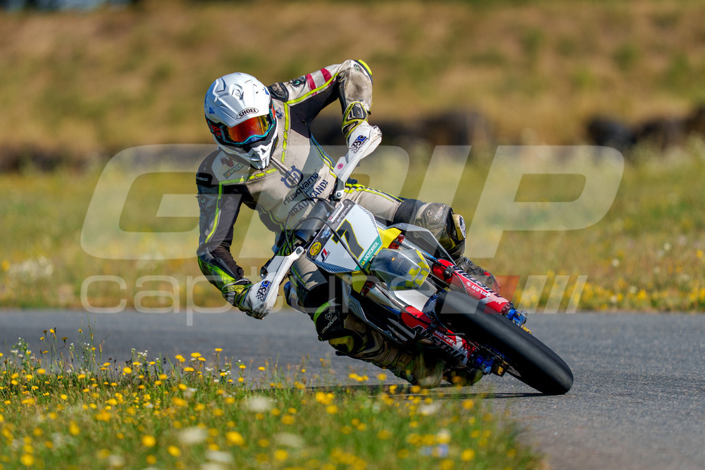 SuperMoto_Staatsmeisterschaft_Fuglau-natural-145 | GRIPcapture steht für authentische Sportfotografie in Österreich – für Momente, die mehr sind als Geschwindigkeit oder Ergebnis. Es geht um Emotion, Spannung, Fokus und den Augenblick, der oft nur einen Wimpernschlag dauert.Ob Motorsport, Teamsport oder 
