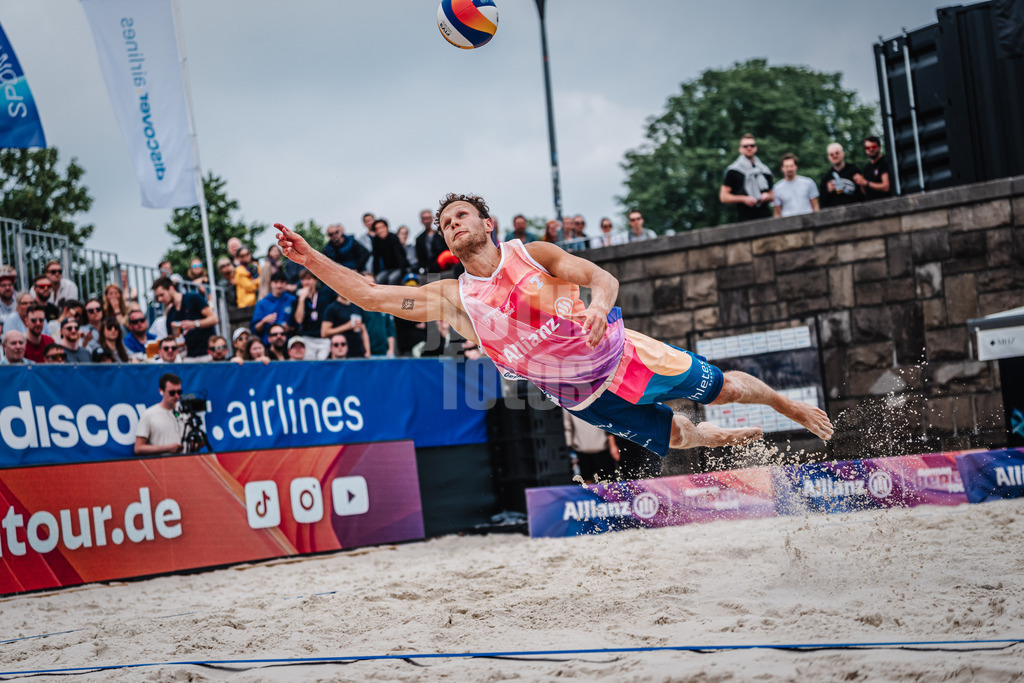 Beachvolleyball | Männer | German Beach Tour 2024 | Tourstop Düsseldorf | 19.05.2024 | Eric Stadie fliegt durch die Luft