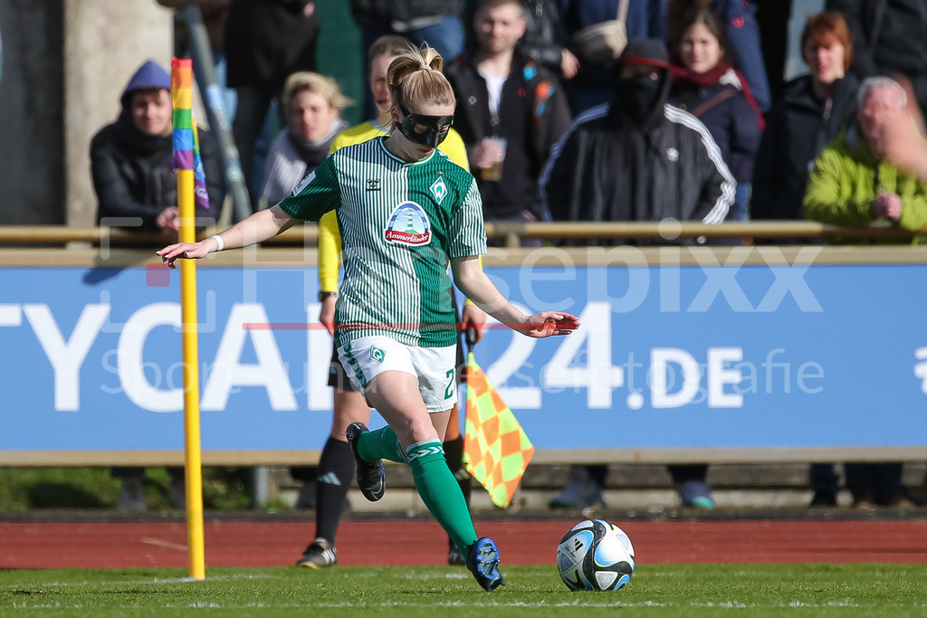 Fussball, Google Pixel Frauen-Bundesliga, SV Werder Bremen - SGS Essen | v.li.: Nina Lührßen (SV Werder Bremen, 27) beim Eckball, bei einer Ecke, Eckstoß, DIE DFB-RICHTLINIEN UNTERSAGEN JEGLICHE NUTZUNG VON FOTOS ALS SEQUENZBILDER UND/ODER VIDEOÄHNLICHE FOTOSTRECKEN. DFB REGULATIONS PROHIBIT ANY USE OF PHOTOGRAPHS AS IMAGE SEQUENCES AND/OR QUASI-VIDEO.