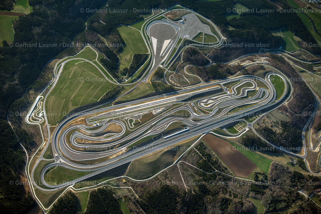 4023948 | IMMENDINGEN 15.04.2020 Teststrecke und Übungsplatz zur Ausbildung im Fahrsicherheitszentrum und Verkehrsübungsplatz des Daimler AG PTZ Prüf- und Technologiezentrum Am Talmannsberg in Immendingen im Bundesland Baden-Württemberg, Deutschland. Weiterführende Informationen bei: AQUASOIL GmbH,  Daimler AG,  TAILORMADE GmbH,  Tilke GmbH & Co. KG. // Test track and practice area for training in the driving safety center of Daimler AG Pruef- and Technologiezentrum Am Talmannsberg in Immendingen in the state Baden-Wuerttemberg, Germany. Further information at: AQUASOIL GmbH,  Daimler AG,  TAILORMADE GmbH,  Tilke GmbH & Co. KG. Foto: Gerhard Launer