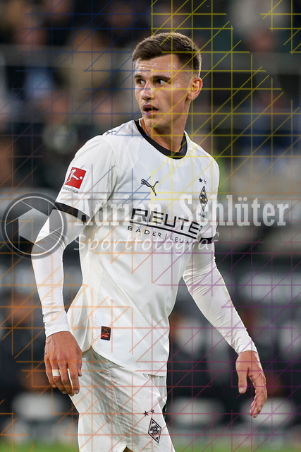 Borussia Mönchengladbach vs SC Freiburg - Bundesliga  | Mönchengladbach, Deutschland, 05.10.25:   Yannik Engelhardt (Borussia Mönchengladbach) schaut waehrend des Spiels der Bundesliga zwischen Borussia Mönchengladbach vs SC Freiburg im Stadion im Borussia Park(Foto von Brauer-Fotoagentur / Adrian Schlueter)