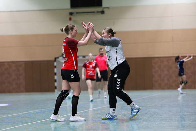 Handball I Damen I Saison 2025-2026 I Verbandsliga Süd I HSG Kalkberg 06 - MTV Dänischenhagen I 14.12.2025.204 | v.l. Laura Warnecke (11, MTV Dänischenhagen), Noa-Marie Teegen (16, MTV Dänischenhagen) - Realisiert mit Pictrs.com
