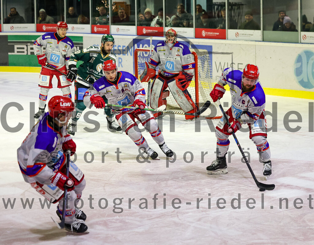 2025-11-30_144_TSV_Erding_gegen_EC_Peiting | Erding, Deutschland, 30.11.2025:Eishockey, Oberliga Süd 2025 / 2026, 22. Spieltag, TSV Erding gegen EC Peiting, Endergebnis: 5:1Maximilian Forster (Erding Gladiators, #81), Torwart Andreas Magg (EC Peiting, #32)Foto: Christian Riedel / fotografie-riedel.net