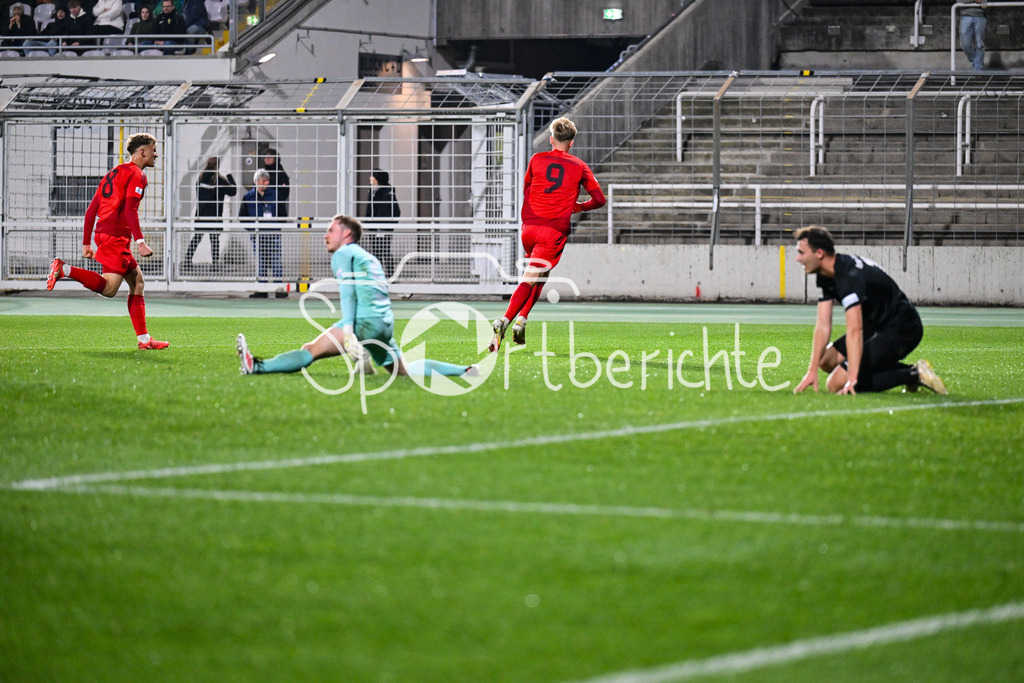 FC Bayern Amateure - SpVgg Hankofen-Hailing | Jubel nach dem Treffer zum 1-0 durch Samuel UNSOELD (FC Bayern München II #9) / Tor / Torschuetze / Freude / Happy / Regionalliga Bayern: FC Bayern Muenchen II - SpVgg Hankofen-Hailing, Gruenwalder Stadion am 28.03.2025