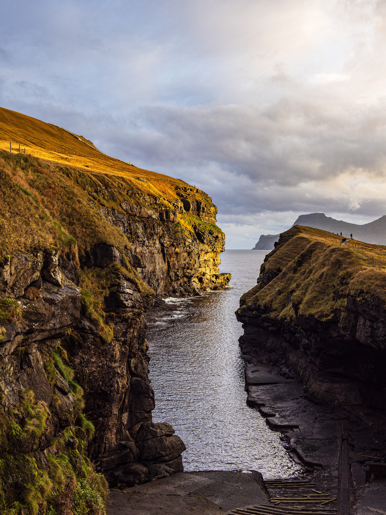 Felsspalte nahe des Dorfes Gjógv auf der Färöer Insel Eysturoy | Felsspalte nahe des Dorfes Gjógv auf der Färöer Insel Eysturoy.