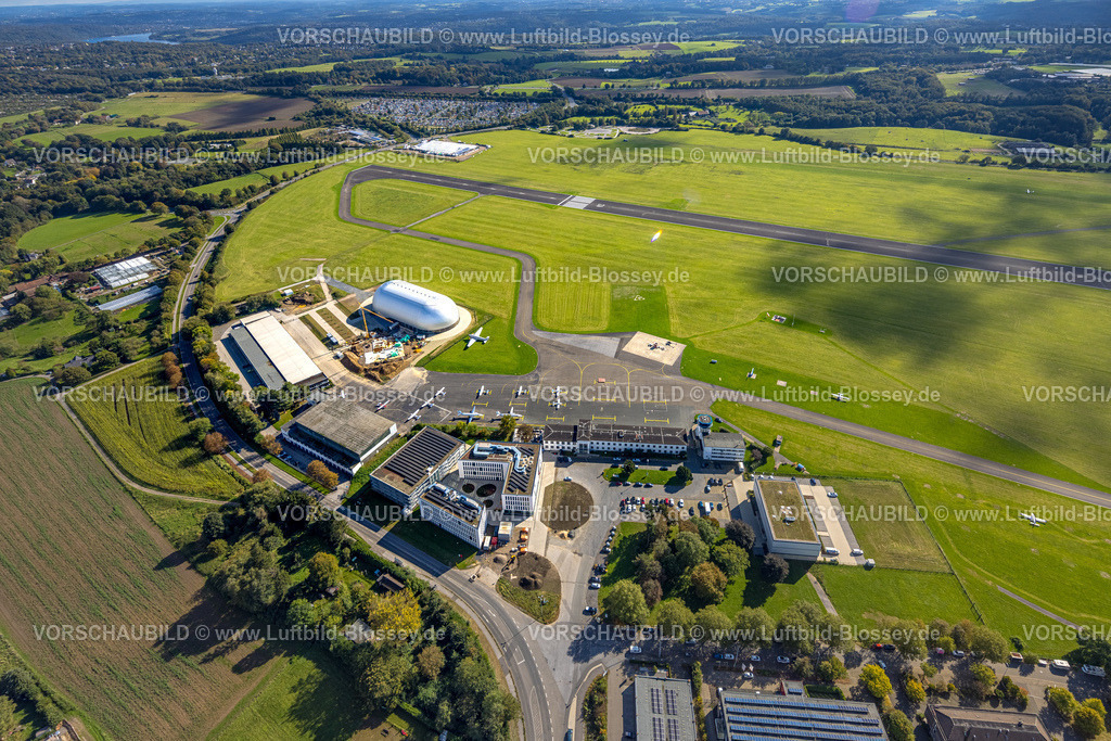 Essen241002261 | Luftbild, Flughafen Essen/Mülheim mit Startbahn und Landebahn, Zeppelinhalle mit Baustelle, Flugzeuge, Haarzopf, Essen, Ruhrgebiet, Nordrhein-Westfalen, Deutschland